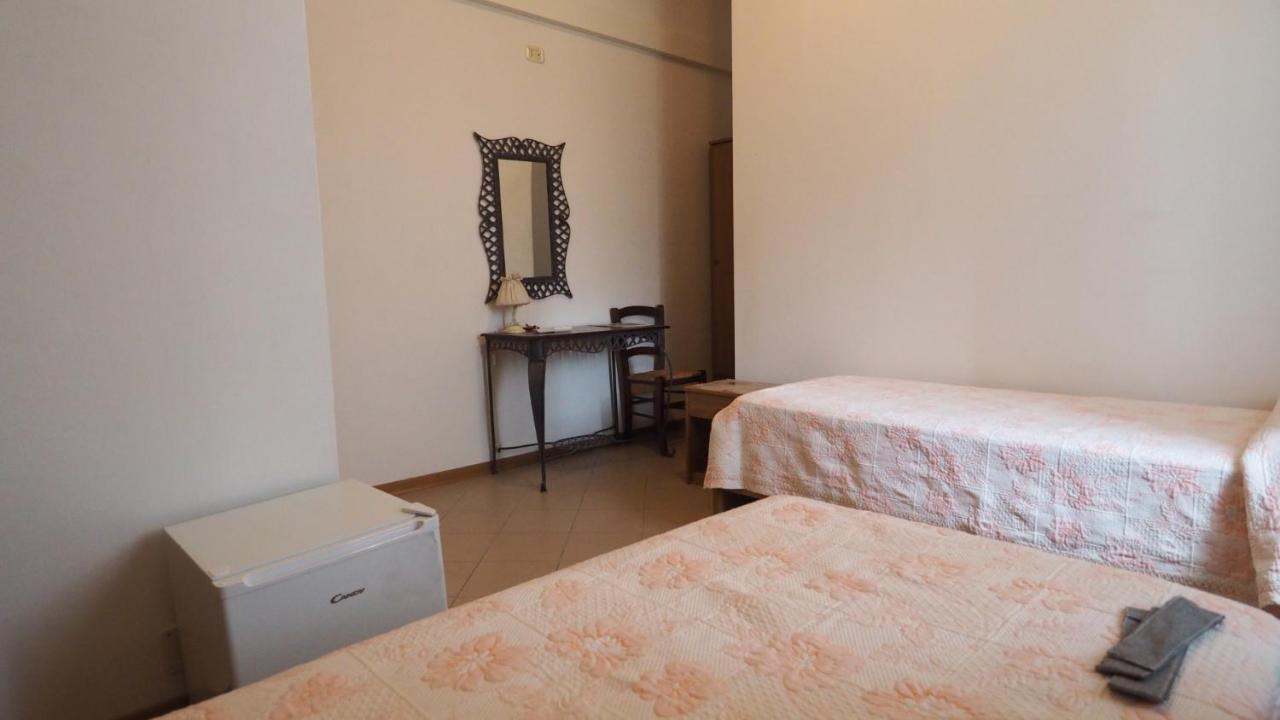 Residenza Pitigliano Gens Petilia - Nuova Gestione Hotel Екстериор снимка