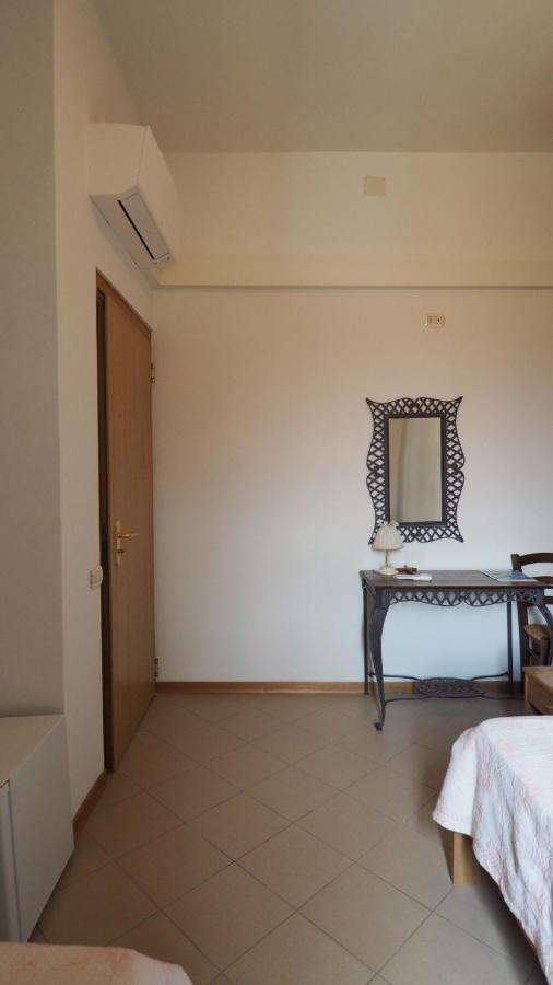 Residenza Pitigliano Gens Petilia - Nuova Gestione Hotel Екстериор снимка